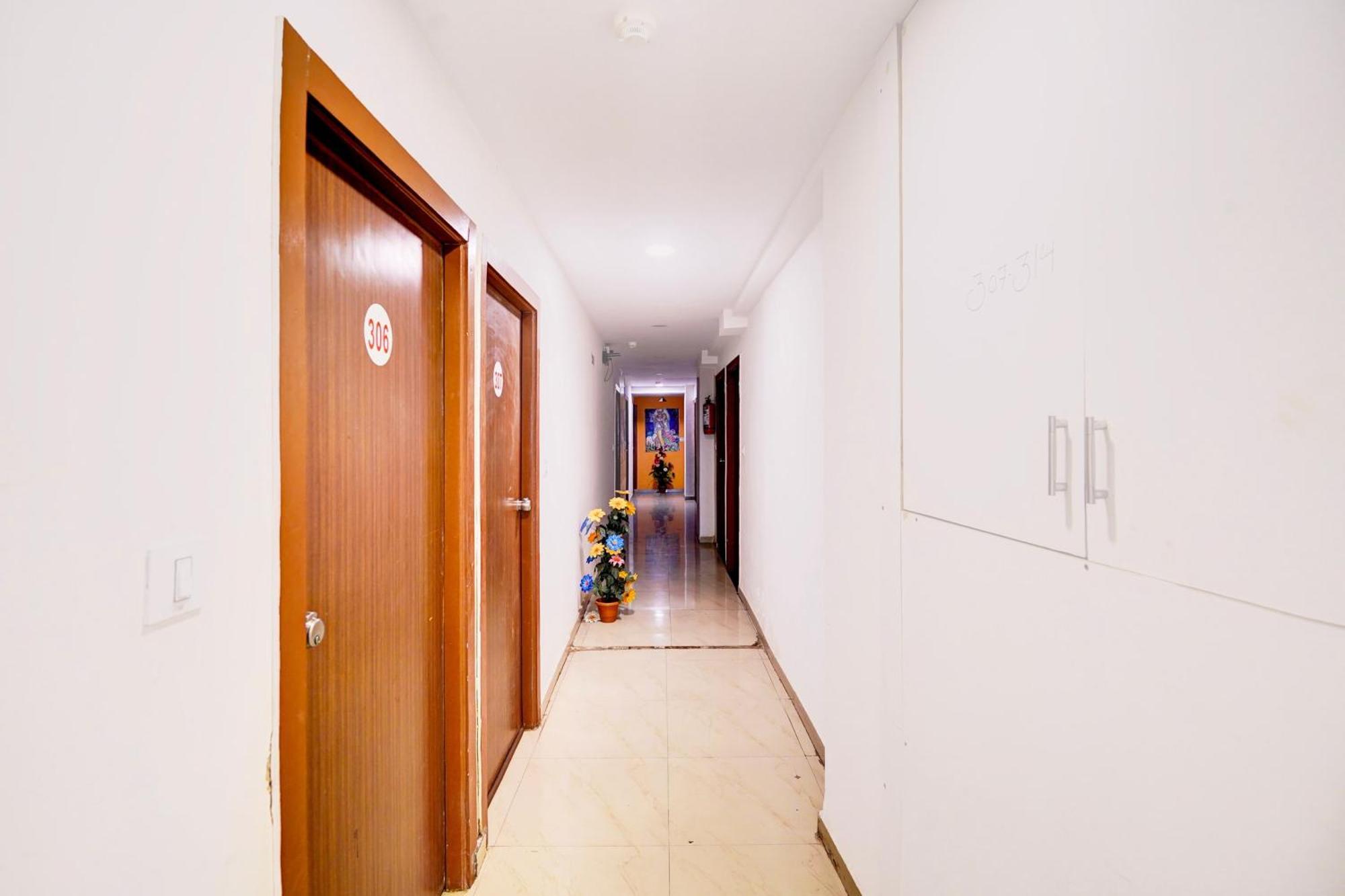 Super Hotel O Geeta Mandir Formerly Hotel Green Park อาเมดาบัด ภายนอก รูปภาพ