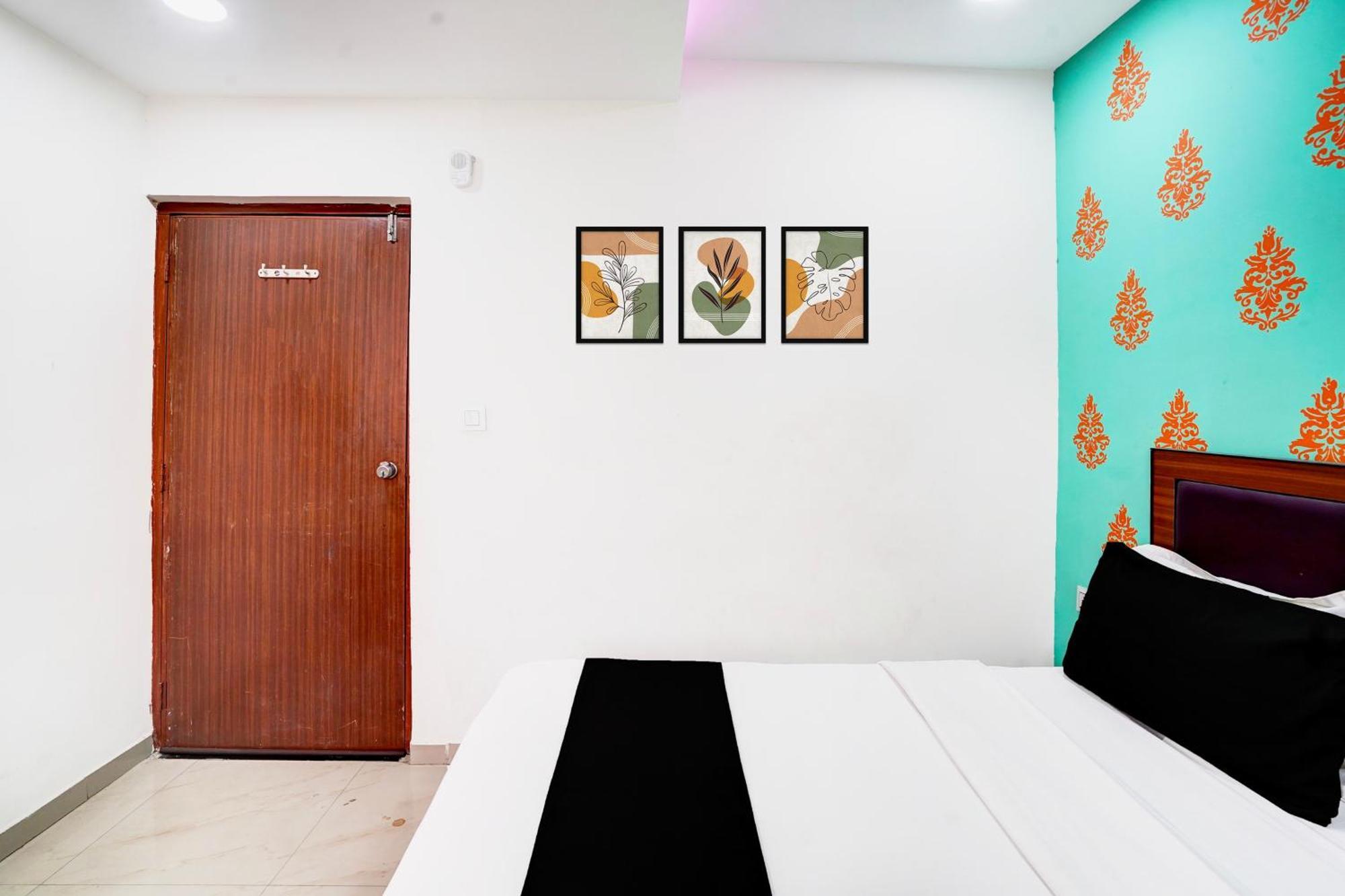 Super Hotel O Geeta Mandir Formerly Hotel Green Park อาเมดาบัด ภายนอก รูปภาพ