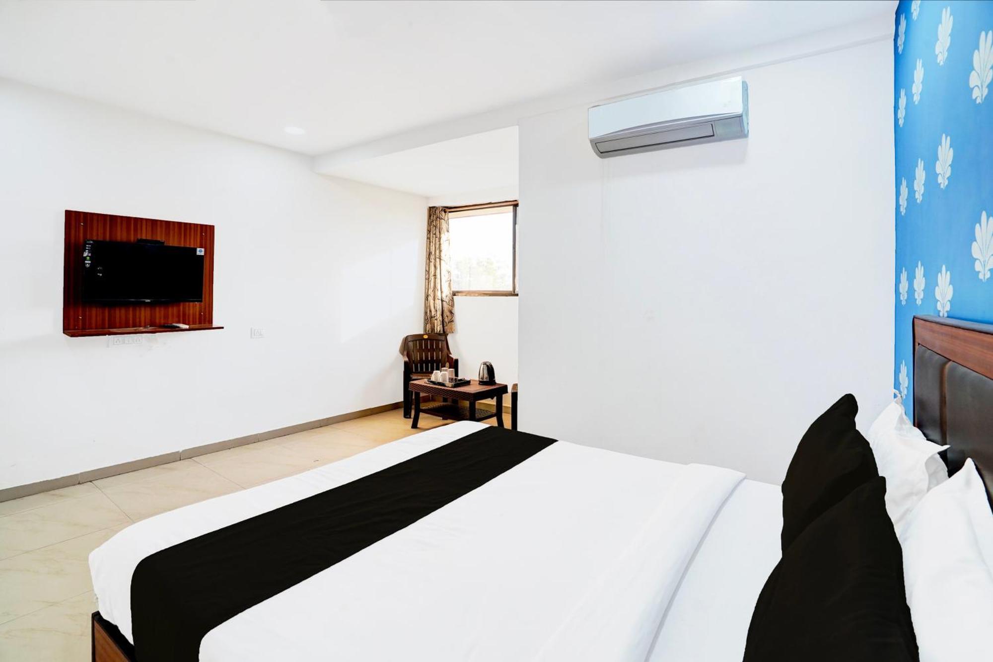 Super Hotel O Geeta Mandir Formerly Hotel Green Park อาเมดาบัด ภายนอก รูปภาพ