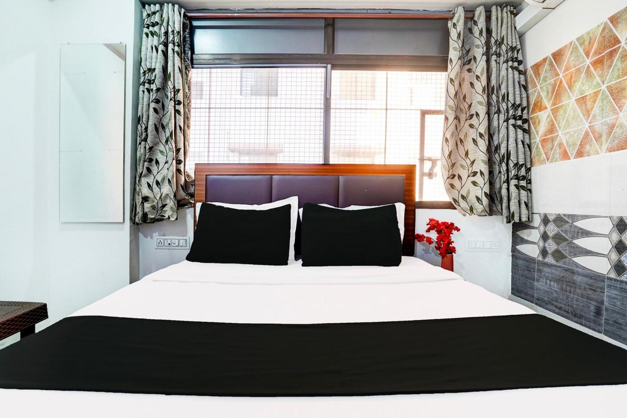 Super Hotel O Geeta Mandir Formerly Hotel Green Park อาเมดาบัด ภายนอก รูปภาพ