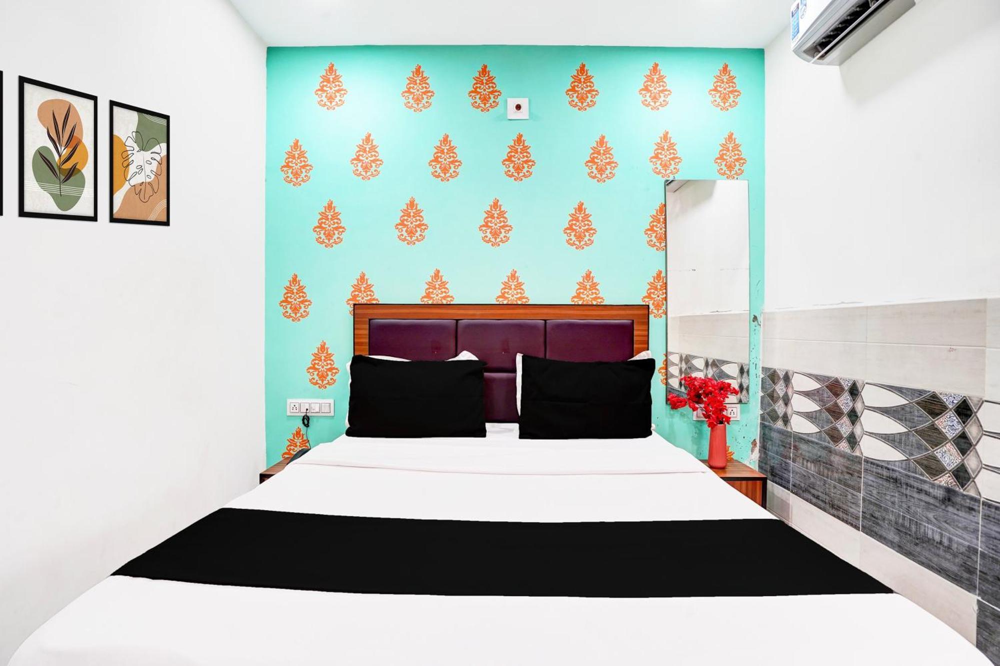 Super Hotel O Geeta Mandir Formerly Hotel Green Park อาเมดาบัด ภายนอก รูปภาพ
